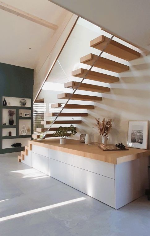Escalier et meuble dessous